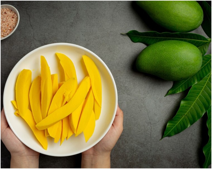 Ripe Mango vs Raw Mango फलों का राजा पका हो या कच्चा, जानें सेहत के